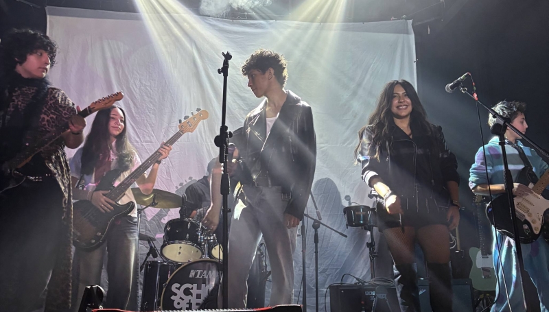 Alumnos de Performance Program de 12 a 18 años tocan en el escenario del Foro Indie Rocks! en el concierto de final de temporada de School of Rock Pedregal, la mejor escuela de música de la CDMX.