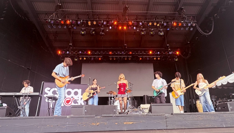 house-band-adolescentes-tocando-summerfest-concierto-rock-milwaukee