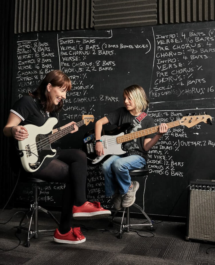 School of Rock ofrece programas de música para niños, adolescentes, niños em edad presescolar y adultos.