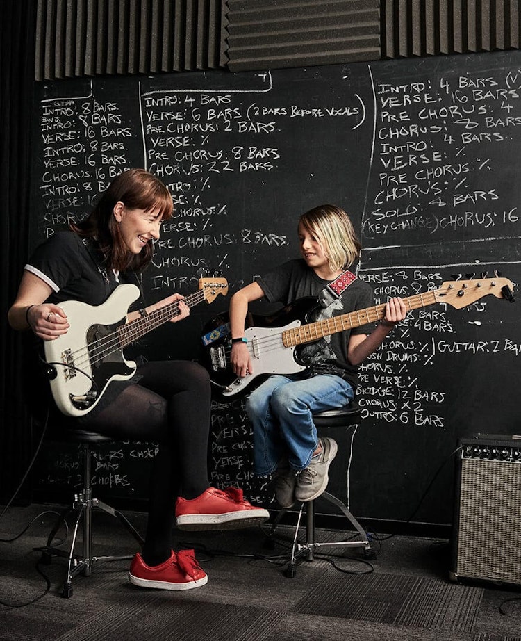 School of Rock ofrece programas de música para niños, adolescentes, niños em edad presescolar y adultos.