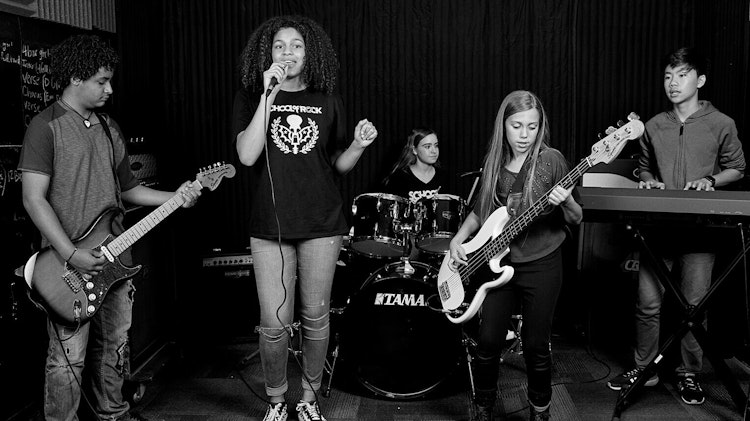 Em nossos programas, os alunos da School of Rock apresentam-se ao vivo e ao lado de uma banda