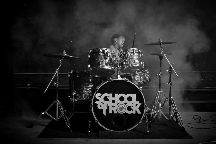 Estudante da School of Rock tocando bateria no programa Rookies 