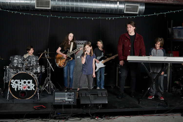 El programa Rock 101 es el principal programa de música de School of Rock para niños y principiantes.