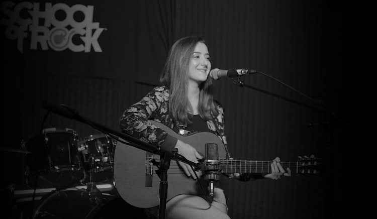 Estudiante de School of Rock produciendo una canción