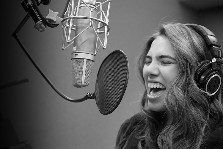 Estudiante de School of Rock grabando una canción