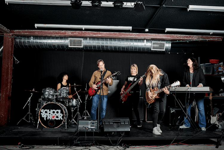 Alumnos tocando en vivo en el programa de música para adultos de School of Rock
