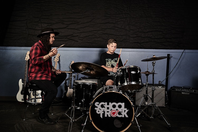 Schüler, der in Rock-Programmen für Kinder das Spielen lernt.