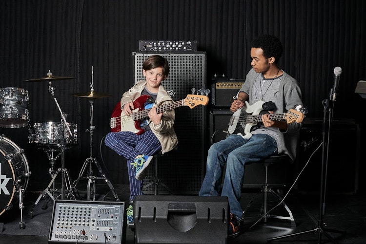 「搖滾入門」音樂課程的學生正在學習樂器和登台演奏。