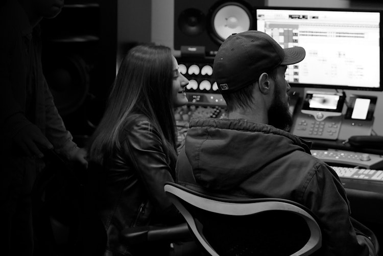 Estudiante de School of Rock produciendo una canción