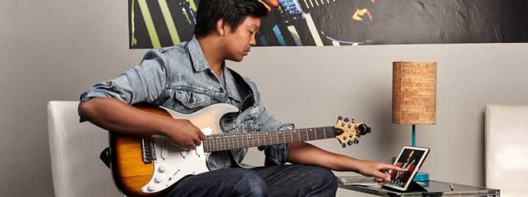 Estudiante remoto tocando la guitarra