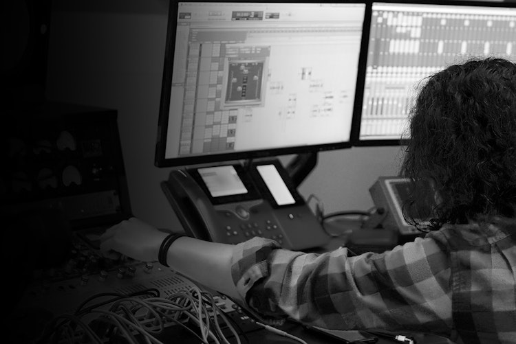 Estudiante de School of Rock produciendo una canción