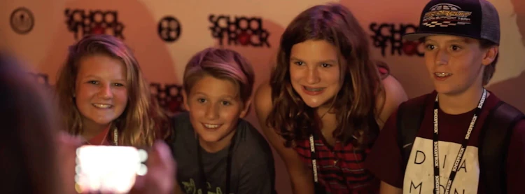 Os alunos da School of Rock adoram tocar no programa Rock 101