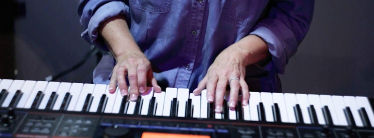 Alumno tocando el piano en el programa de música para adultos de School of Rock