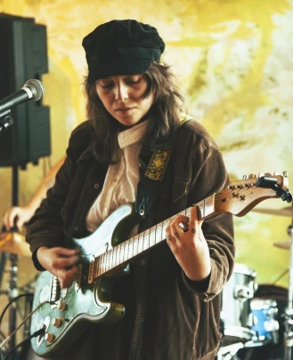 Professora de Baixo, Professora de Guitarra, Professora de Vocal, Professora de Bateria Thalita