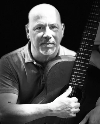 Professor de Baixo, Professor de Guitarra, Professor de Teclado + Piano Ângelo