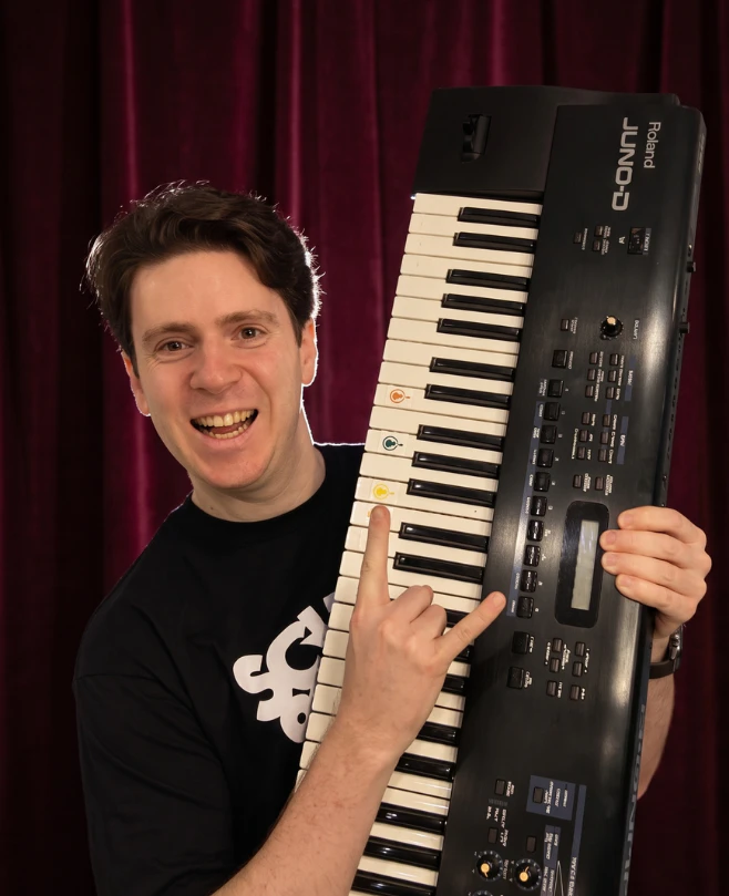 Professor de Teclado + Piano Gandhi Martinez