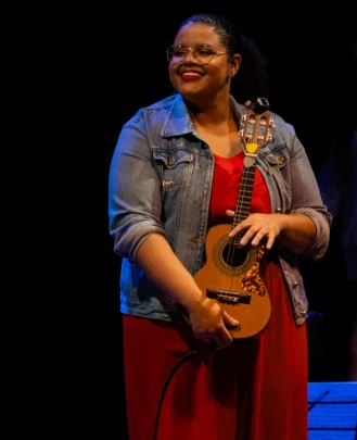 Professora de Vocal, Professora de Teclado + Piano, Instrutora de Elenco Giovana