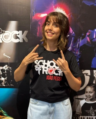 Professora de Contrabaixo, Professora de Violão, Professora de Canto, Professora de Teclado, Professora de Bateria, Professora de Guitarra Béa Bento