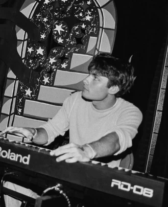 Keyboard + Piano Teacher, Bass Guitar Teacher, Guitar Teacher, Singing Teacher Alex Merrill