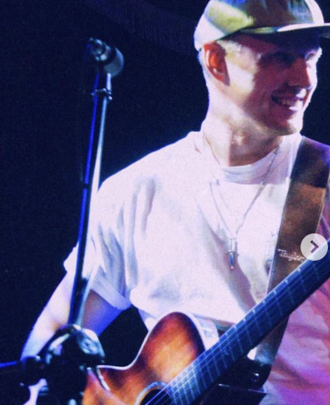 Bass Guitar Teacher, Guitar Teacher, Vocal Teacher Mike Roberts
