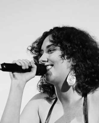 Professora de Canto Carolaine