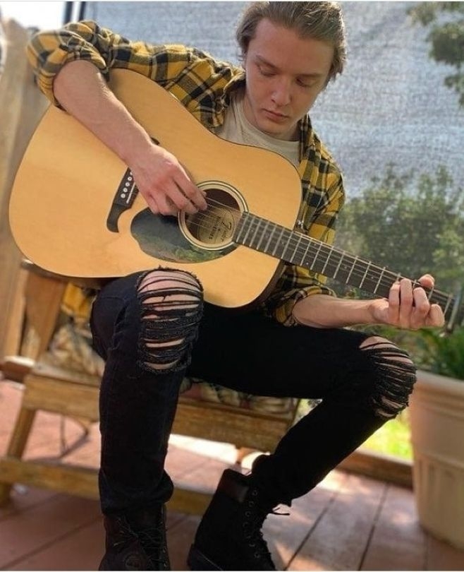 Keyboard + Piano Teacher, Guitar Teacher Damian Varnum