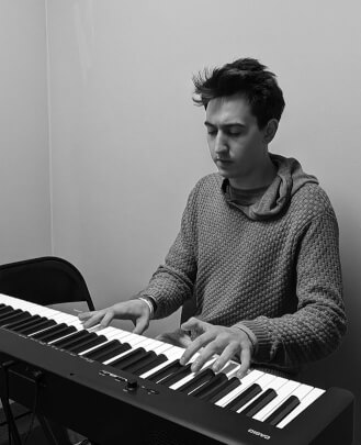 Keyboard + Piano Teacher Dan Darlak