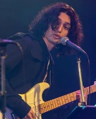 PROFESOR DE GUITARRA EMILIANO ZAPATA