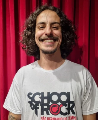 Professor de Baixo, Professor de Guitarra, Professor de Educação Musical Infantil Lucas Kollar
