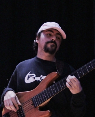 Professor de Baixo e Instrutor de Elenco Gustavo Salles