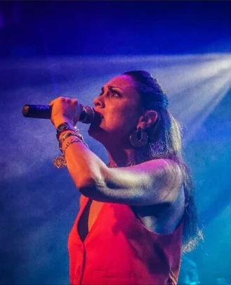 PROFESORA DE CANTO SILVINA SANTANA