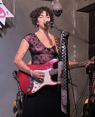 Bass Guitar Teacher, Guitar Teacher, Keyboard + Piano Teacher, Vocals Teacher Kimya Fotovat