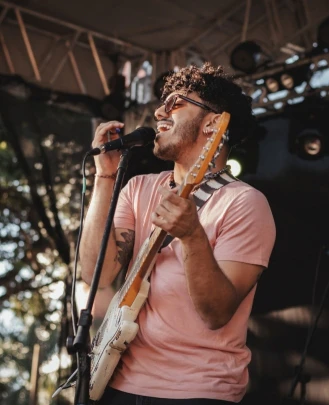 Instrutor de Baixo, Instrutor de Guitarra, Instrutor de Canto Leo Benedetti