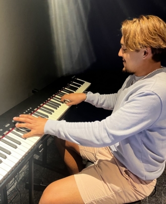 Keyboard + Piano Teacher, Drums Teacher, Guitar Teacher Fabricio Claros