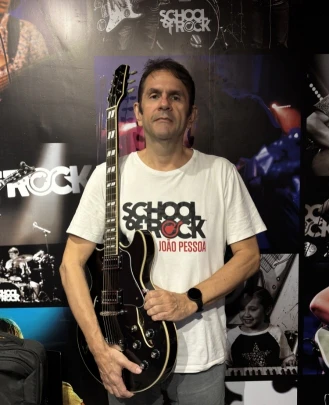 Diretor Musical, Sócio Diretor, Professor de Guitarra, Professor de Baixo Emilio