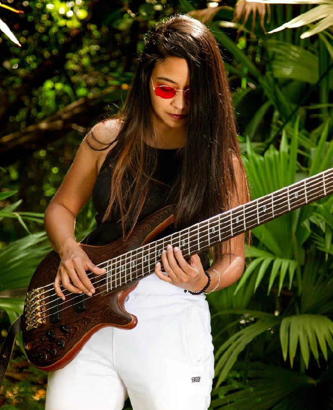 Instructora de Bajo Kelyn Jaramillo