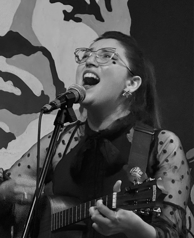 INSTRUCTORA DE CANTO KURMI ESCOBAR