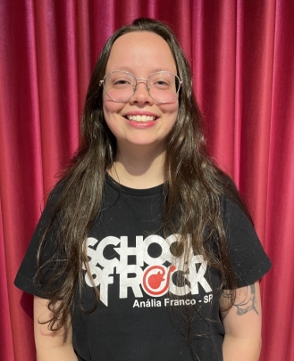 Professora de Guitarra, Professora de Violão, Professora de Bateria, Instrutora de Ensaio Marcela Boccomino