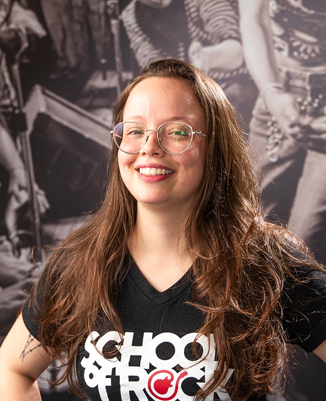 Marcela Boccomino - Professora de Bateria, Baixo, Guitarra, Violão e Musicalização Infantil na School of Rock Mooca