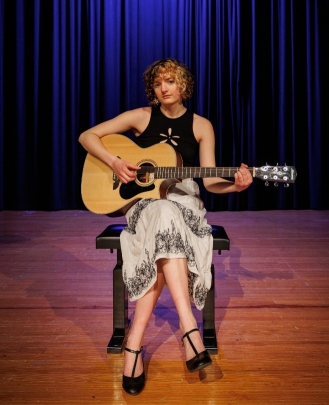 Guitar Teacher, Bass Guitar Teacher, Keyboard + Piano Teacher, Vocal Teacher Mia Prosperi