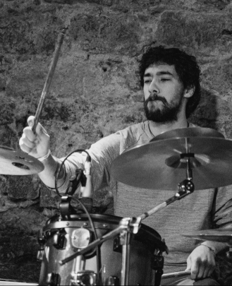 Instructor de batería Mikael Curbelo 