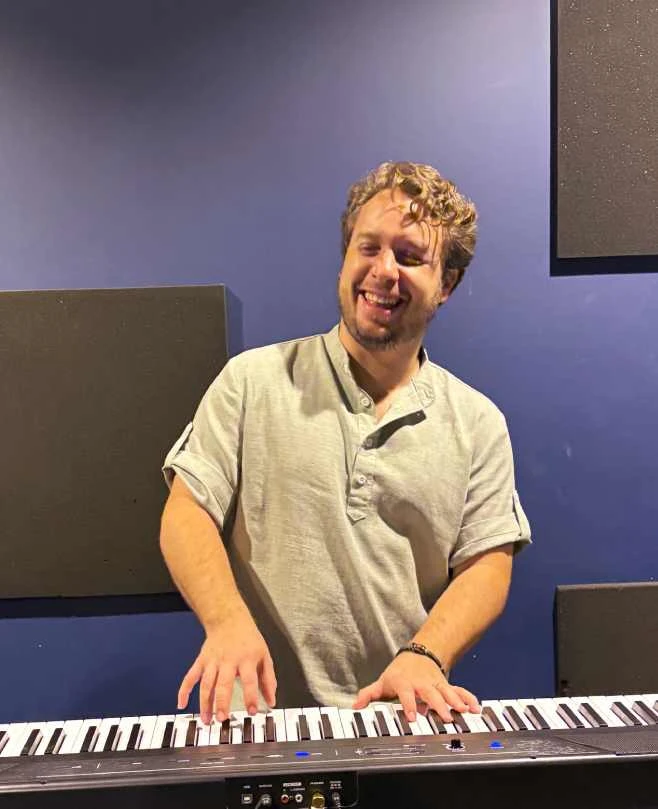 Profesor de Piano, Profesor de Guitarra Antonio Menéndez