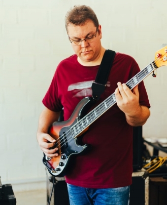 Instrutor de Guitarra e Contrabaixo Ednei Zanfolin