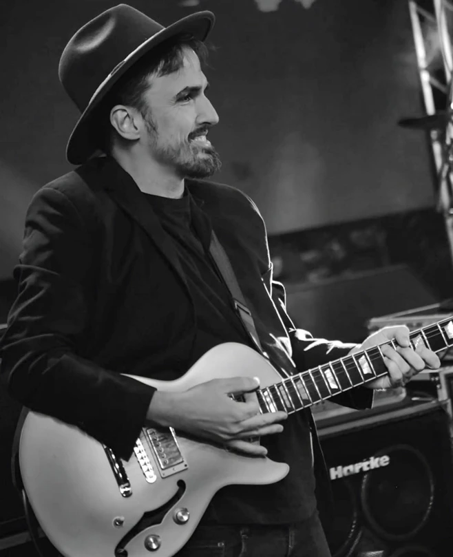Professor de Guitarra, Professor de Musicalização Infantil, Professor de Elenco Rafael Singulano Ponzoni