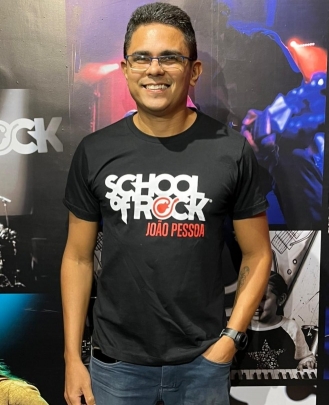 Professor de Guitarra, Violão e Contrabaixo Rafael Fernandes