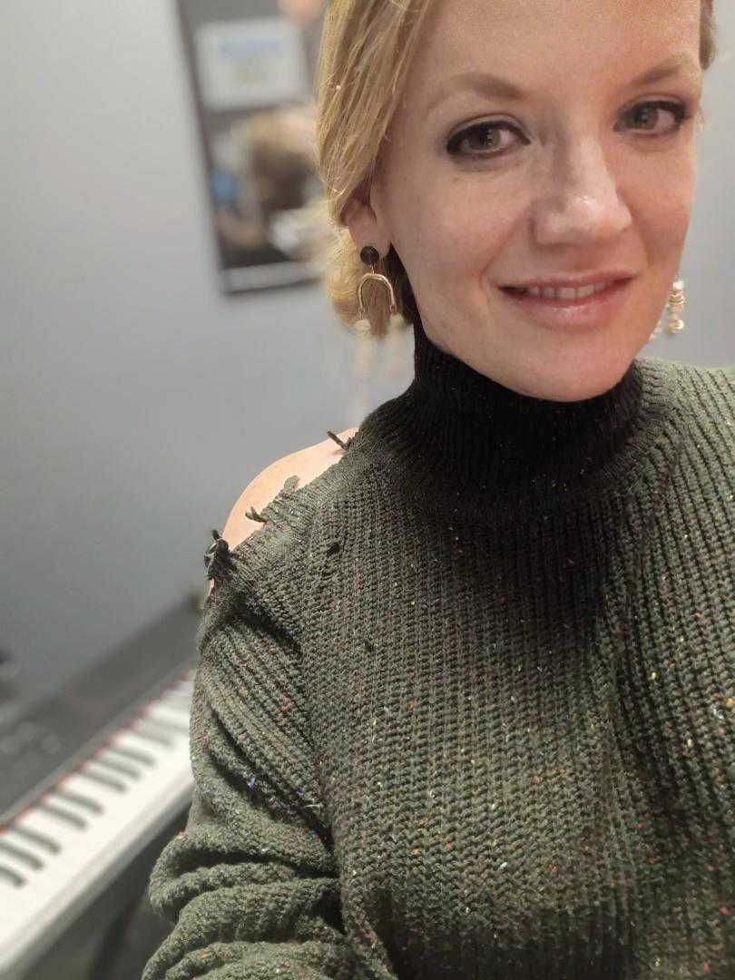 Singing Teacher, Keyboard + Piano Teacher Hannah Mahoney 