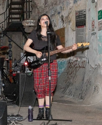 Profesora de Guitarra y Bajo y Directora de Ensayo Rocío Rojas