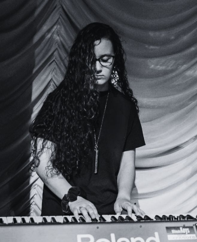 Keyboard + Piano Teacher Sophia