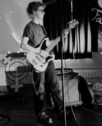 Bass Guitar Teacher, Guitar Teacher, Keyboard + Piano Teacher Oliver