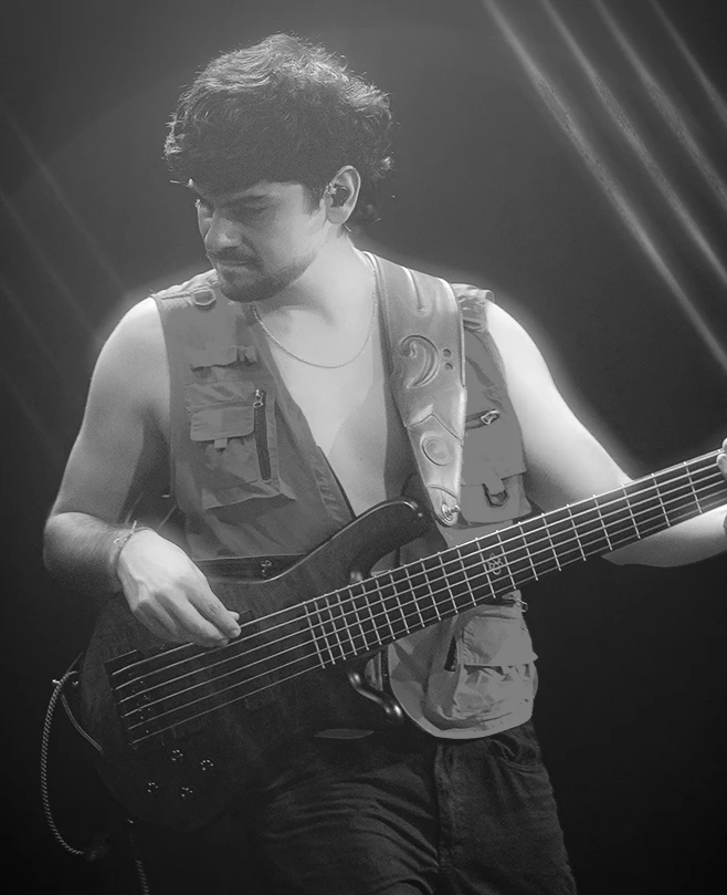 INSTRUCTOR DE BAJO VICTOR CARMONA